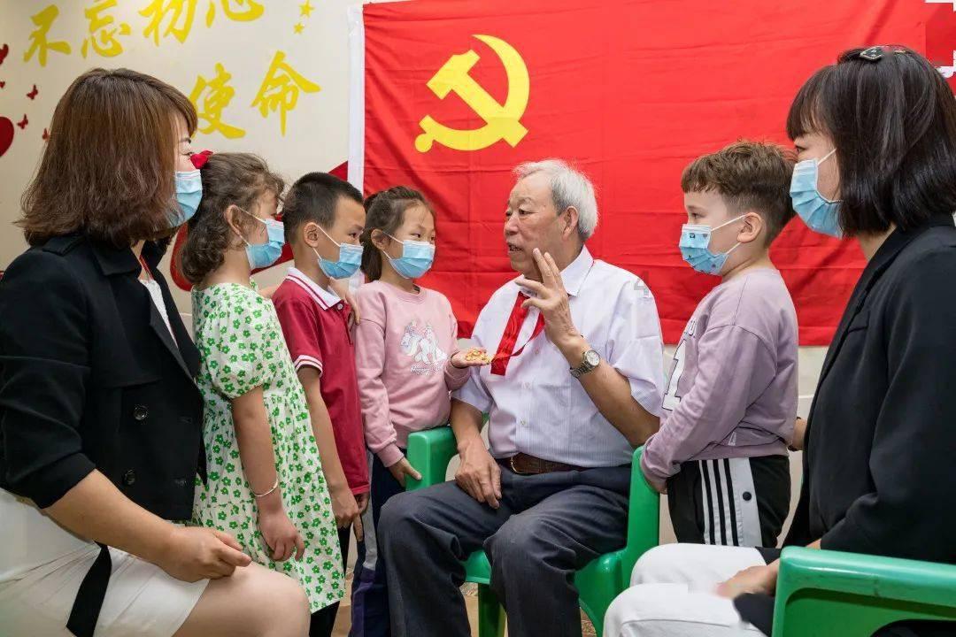 逃离残破的机舱